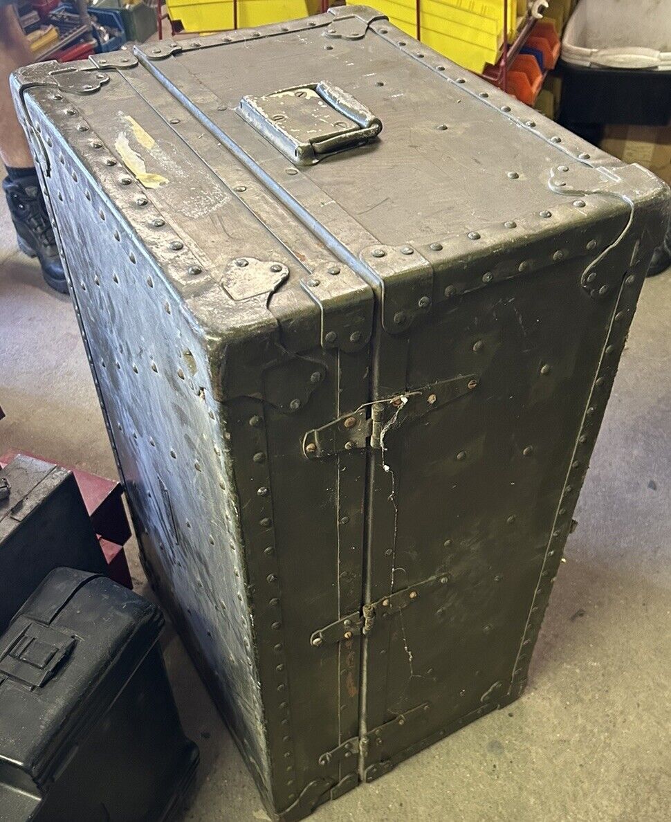 US Army Signal Corps Chest BC-5 Made By Oshkosh Trunks And Luggage